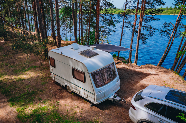 EV ile Karavan: Elektrikli Araç Karavan Çekme Testleri, Çekiş Kapasitesi ve Menzil Kaybı Analizi 2026